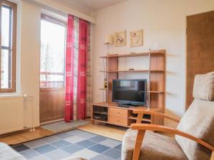 TV a/nebo společenská místnost v ubytování Holiday Home Ylläs chalets a507 by Interhome