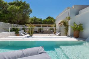 una piscina nel cortile di una casa di Masseria Villa by Perle di Puglia a Torre Specchia Ruggeri