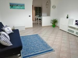 a living room with a couch and a blue rug at A casa di Vale in Cava D'aliga