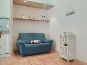 niebieskie krzesło w pokoju z półką w obiekcie Casa Eleonora w mieście Porto Torres