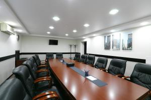 una grande sala conferenze con un lungo tavolo e sedie di Oberig Hotel a Kiev