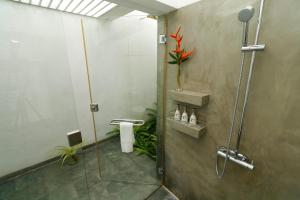 A bathroom at Ubuntu Beach Villas by Reveal