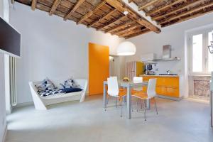 a kitchen and living room with a table and chairs at Reginella in Rome