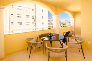 a balcony with a table and chairs and a window at Espanatour TORREMAR in La Mata