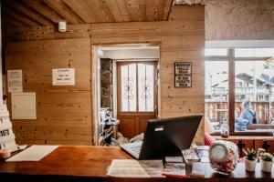 Un restaurante o sitio para comer en Hotel La Meije