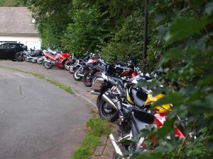 una fila de motocicletas estacionadas al lado de una calle en Familie Hotel Kameleon, en Olsberg