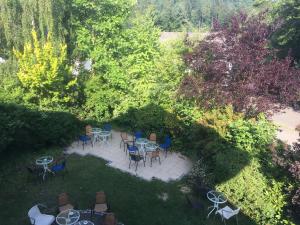 una vista aérea de un patio con mesas y sillas en Familie Hotel Kameleon, en Olsberg