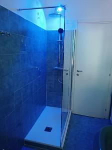 bagno con doccia e porta in vetro di Chroma Italy - Doctor House a Roma