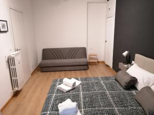 un soggiorno con divano e tappeto di Chroma Italy - Doctor House a Roma