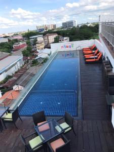 
The swimming pool at or near Kavin Buri Green Hotel
