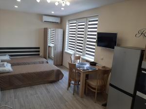 um quarto de hotel com uma cama e uma mesa e um quarto em Apartment RELAX em Ruse