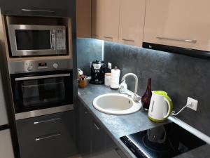 Kuchyň nebo kuchyňský kout v ubytování Apartment RELAX