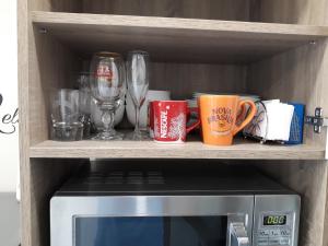 Příslušenství pro přípravu čaje a kávy v ubytování Apartment RELAX