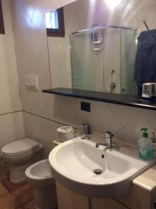 uma casa de banho com um lavatório e um WC em Taverna Grika em Lecce