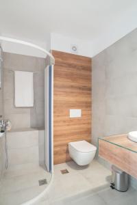 a bathroom with a toilet and a sink at Epipleon suites in Áyioi Apóstoloi