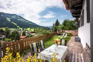 einen Tisch und Stühle auf einer Terrasse mit Aussicht in der Unterkunft Ferienhaus Bachler in Brixen im Thale