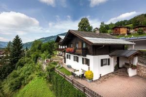 ein Haus auf einem Hügel mit einem Dach in der Unterkunft Ferienhaus Bachler in Brixen im Thale