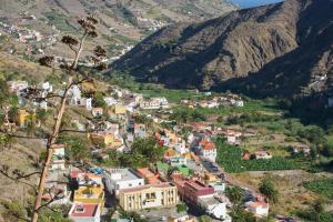 a view of a town in the mountains at Apartamentos Los Telares in Hermigua