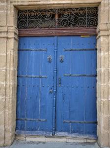 キレニアにあるPeace House Kyreniaの石造りの建物の青い扉