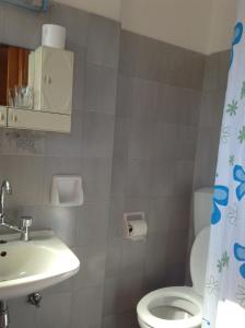 A bathroom at Noufaro studios
