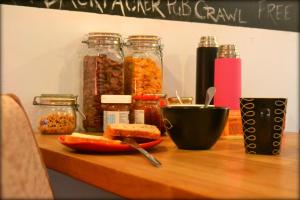 una mesa de madera con jarras de comida. en Viru Backpackers Hostel en Tallin