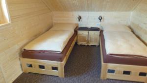 Llit o llits en una habitació de Rekreačné chaty Bedolandia
