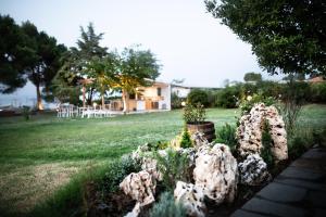 a garden with some flowers in a yard at Kokkinos in Vourvourou