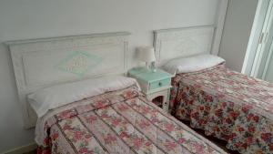 dos camas sentadas una al lado de la otra en una habitación en Bnap Masip, en Oviedo