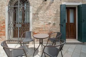 a table and four chairs on a patio at Corte dei Santi in Venice
