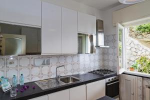 Virtuvė arba virtuvėlė apgyvendinimo įstaigoje Casa Bianca a Bogliasco by Wonderful Italy