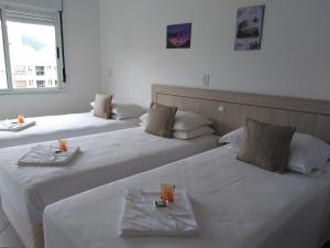 Brava Apart Hotel tesisinde bir odada yatak veya yataklar