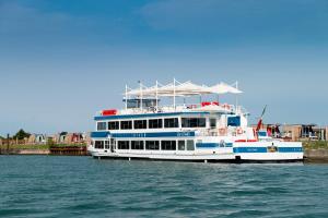 duża łódź siedząca w wodzie w obiekcie Marina Azzurra Resort w Lignano Sabbiadoro