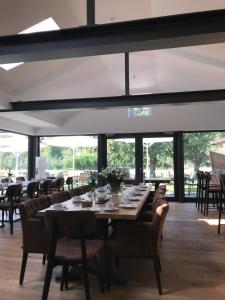 Ein Restaurant oder anderes Speiselokal in der Unterkunft Landcafe Neumann 