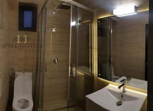 Bilik mandi di Spell Hotels +39 gambar