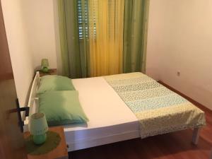 Giường trong phòng chung tại Apartments Lučin
