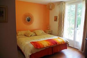 ClaviersにあるJamaiのベッドルーム1室(オレンジ色の壁のベッド1台付)