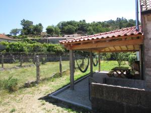 a pavilion with a picnic table under a roof at Casa Do Pomar in Parada