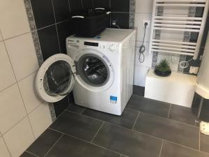- un lave-linge et un sèche-linge dans une petite salle de bains dans l'établissement Appartement standing à Valmont, à Macheren