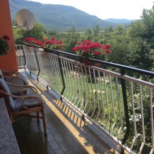 balkon z widokiem na góry w obiekcie Apartman Katica w mieście Plomin +10 zdjęć