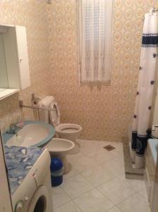 łazienka z toaletą i umywalką w obiekcie Apartman Katica w mieście Plomin