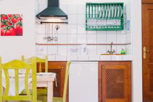 a kitchen with a table and chairs and a sink at Apartamentos Los Telares in Hermigua