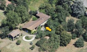 an aerial view of a large house with a yellow arrow at L appartement du parc in Villemur-sur-Tarn