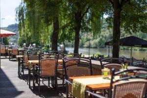 Výhled na řeku, která protéká v blízkosti hotelu