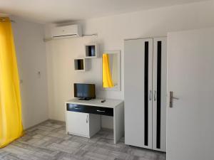 TV a/nebo společenská místnost v ubytování Апартаменти Романтика Кирково