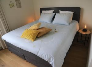 A bed or beds in a room at B&B De Zwanebloem