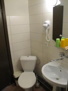 a bathroom with a toilet and a sink at Motelis Smagratis in Kretinga