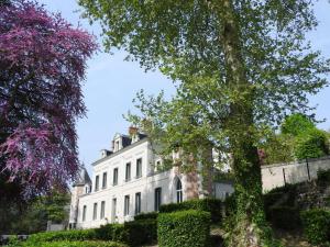 Biały dom z drzewem przed nim w obiekcie Château des Basses Roches w mieście La Chaussée-Saint-Victor