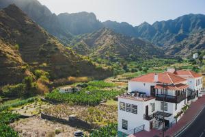 a house with a view of the mountains at Apartamentos Los Telares in Hermigua