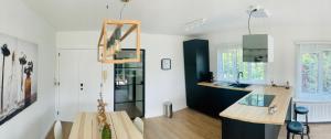 a room with a counter and a table in a room at Residentie Lenthe in De Haan