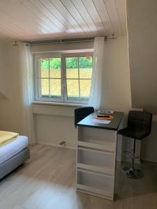 a room with a desk and a bed and a window at Wein Lodge Durbach - Josephsberg 2 in Durbach